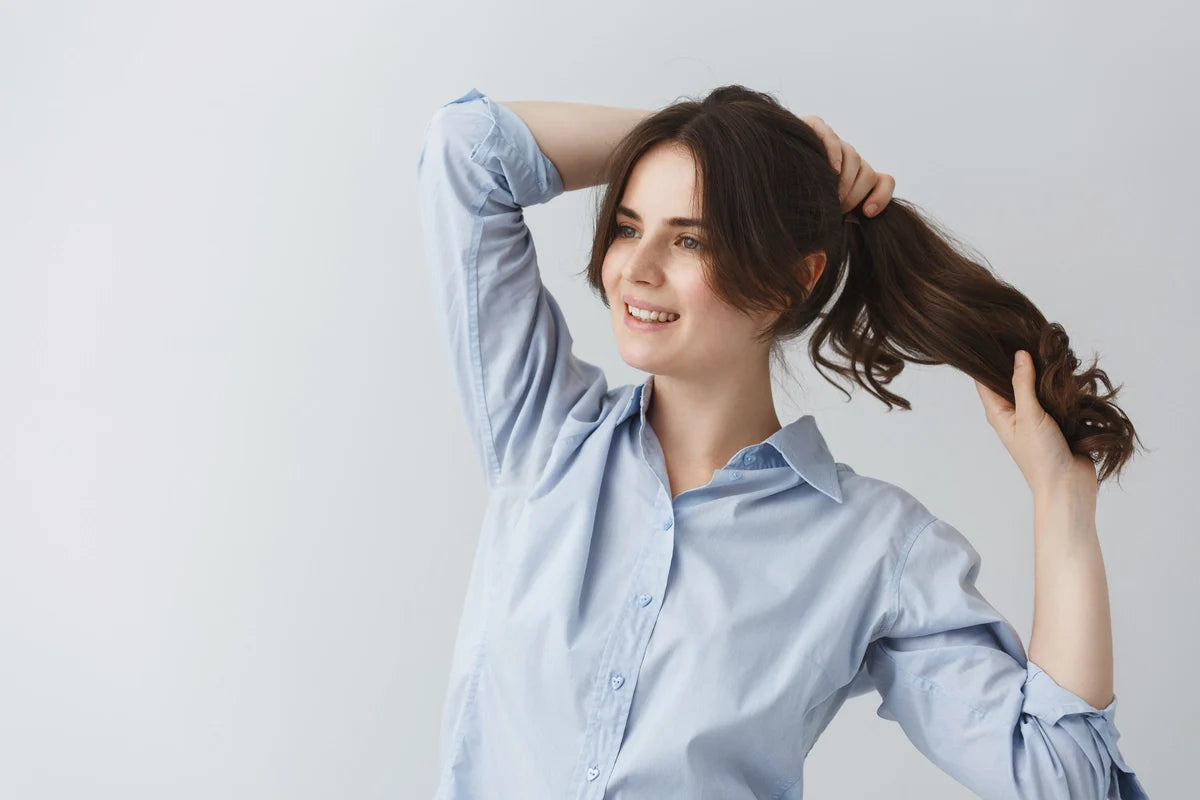 Mujer utilizando romero en su cabello