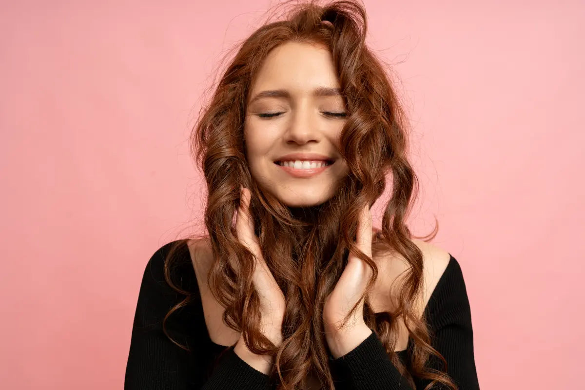 Mujer con su cabello sin maltratar y sin canas